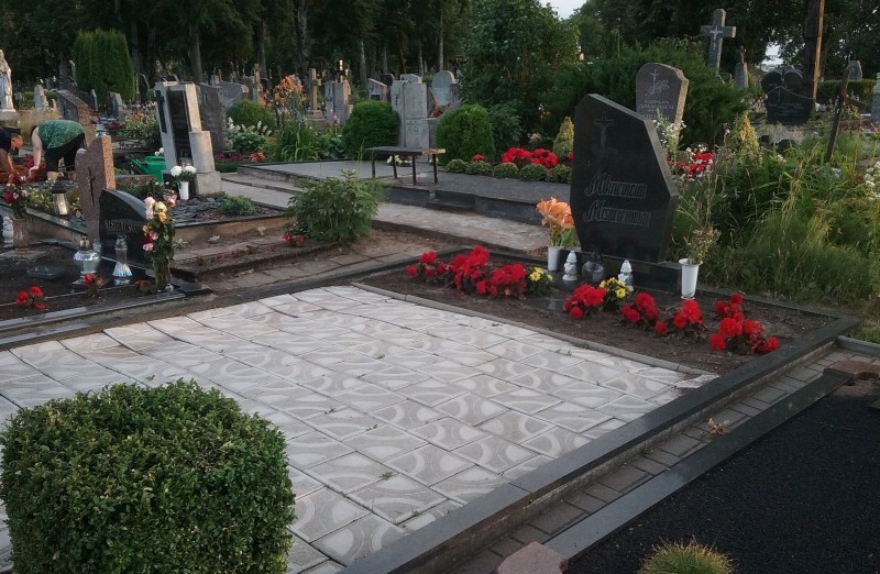 Stefos ir Miko Misiurevičių kapas Kelmės kapinėse, 2017 m.